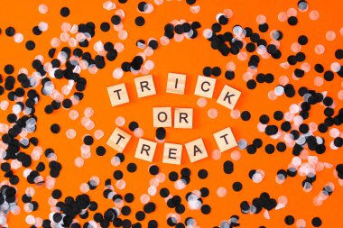 Cadılar Bayramı dekorasyonları turuncu arka plan. Cadılar Bayramı konsepti Düz yerde, üst tarafta. Şaka mı şeker mi?.