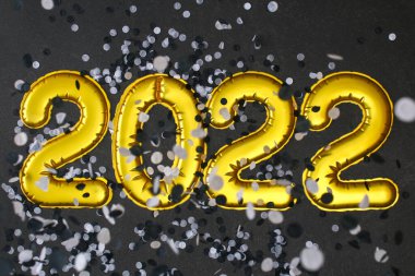 Yeni yıl 2022. Folyo balonları 2022 numaralı siyah arka plan. Yeni yıl Noel 'i. Siyah ve beyaz