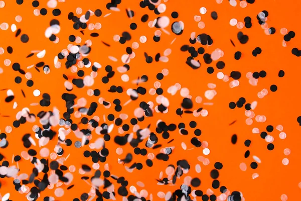 화이트 블랙 콘 페티는 주황색 배경을 갖고 있다. 할로윈 파티. — 스톡 사진