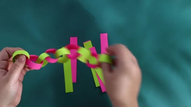 Festa de Natal DIY. Garland anéis de papel coloridos. grinalda para o ano novo, árvore de natal, sukkot — Vídeo de Stock