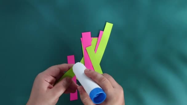 DIY Christmas garland. Garland colored paper rings. Garland for the new year, christmas tree, sukkot — Stockvideo