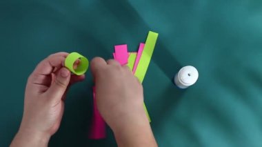 Noel çelengi. Çelenk renkli kağıt halkalar. Yeni yıl için çelenk, Noel ağacı, sukkot