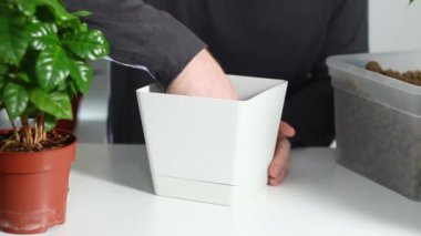 Ev bitkileri prosedürleri ve kapalı alandaki bitkilerle ilgilenmek için aletler naklediliyor. Kanalizasyon. Toprak