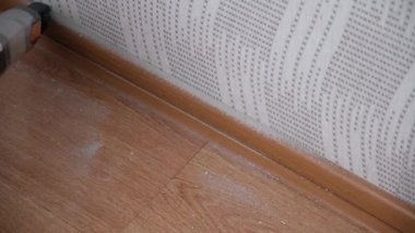 Adamın biri beton duvarı deldikten sonra el süpürgesi tozuyla süpürmüş. Temizleyici.