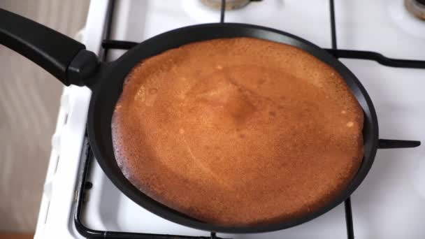 Crepe digoreng di atas kompor. Proses memanggang Pancake. blini Rusia. — Stok Video