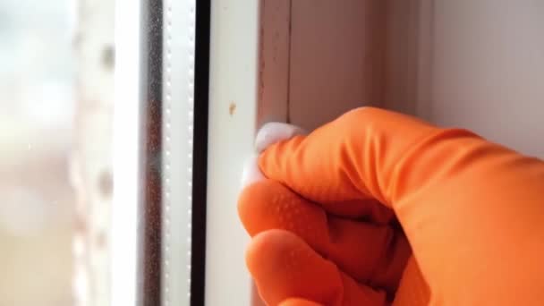 Egy férfi koszos, öreg ablakot mos. Eltávolítja a szalagot. — Stock videók