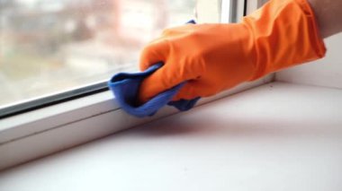 Kirli pencereleri temizleyen bir adam. Teybi sil.
