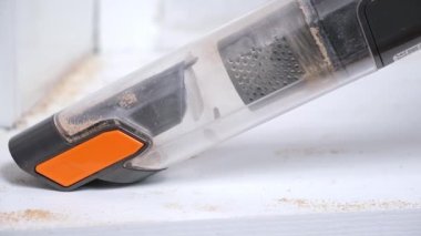 Adam odun kestikten sonra elektrikli süpürgeyle süpürge temizliyor. Temizleyici.