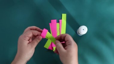 Noel çelengi. Çelenk renkli kağıt halkalar. Yeni yıl için çelenk, Noel ağacı, sukkot