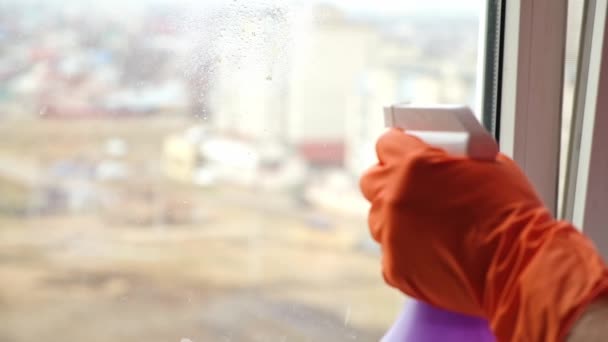 Mężczyzna myje stare, brudne okno. Usuwa taśmę. — Wideo stockowe