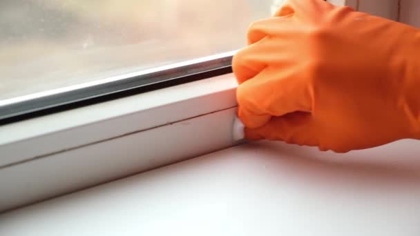 Um homem lava a velha janela suja. Remove a fita. — Vídeo de Stock