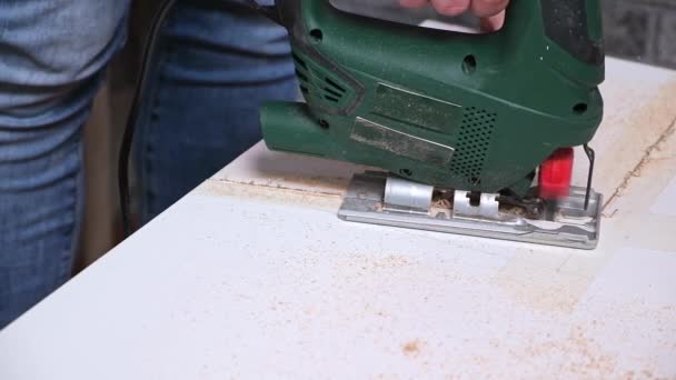 Человек вырезает подоконник с доски для окна, используя электромозаику для работы.. — стоковое видео