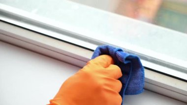 Kirli pencereleri temizleyen bir adam. Teybi sil.
