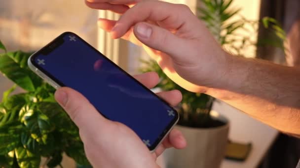 Man med hjälp av iPhone XR smartphone visning grön skärm mall smartphone i manliga händer — Stockvideo