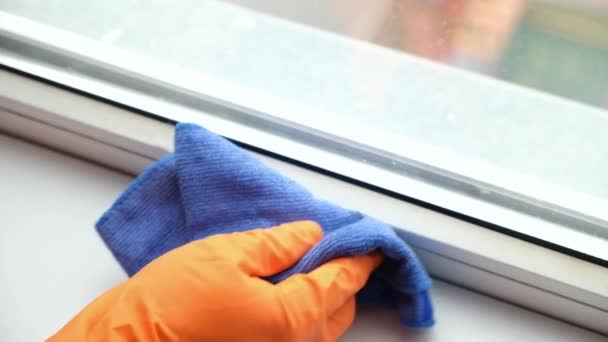 Egy férfi koszos, öreg ablakot mos. Eltávolítja a szalagot. — Stock videók