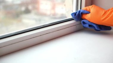 Kirli pencereleri temizleyen bir adam. Teybi sil.
