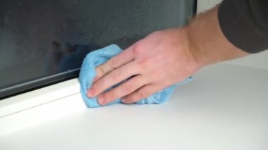 Adamın biri camdaki eklemleri buharlı temizleyiciyle yıkıyor. Evi temizlemek için buhar temizleyicisi.