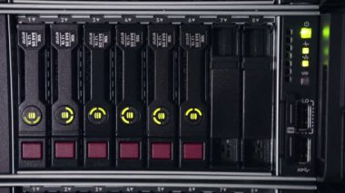 Veri sunucularını ethernet kabloları ve yanıp sönen sabit disk ışıkları ile kapat