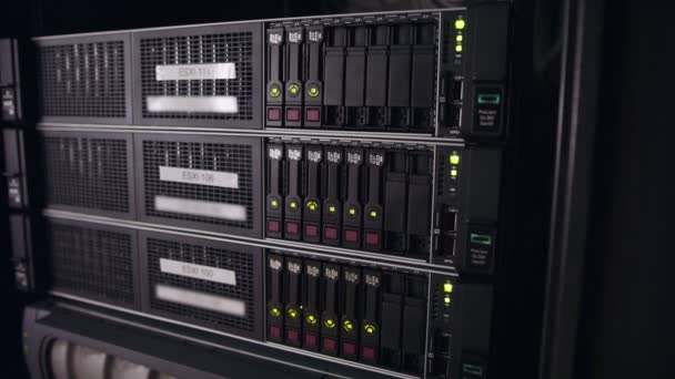Крупный план серверов данных с кабелями Ethernet и мигающими огнями жесткого диска — стоковое видео