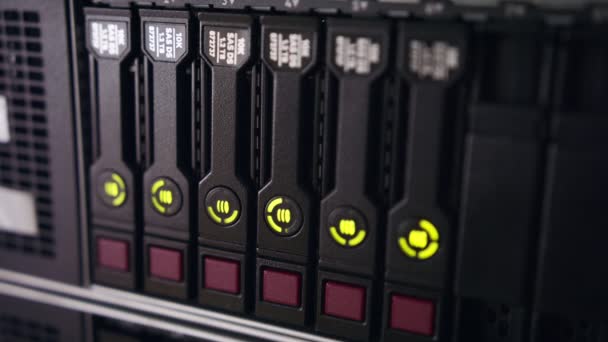 Close-up de servidores de dados com cabos ethernet e luzes de disco rígido piscando — Vídeo de Stock