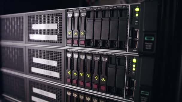 Primer plano de los servidores de datos con cables Ethernet y luces de disco duro parpadeantes — Vídeo de stock