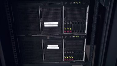Veri sunucularını ethernet kabloları ve yanıp sönen sabit disk ışıkları ile kapat