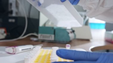 Donmuş örnekleri inceleyen bilimadamı derin dondurucuları laboratuvardan çıkarıyor.