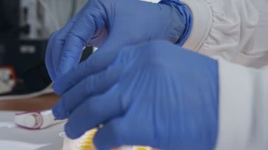 Donmuş örnekleri inceleyen bilimadamı derin dondurucuları laboratuvardan çıkarıyor.