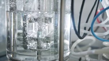 Sıvıları karıştırmak için kimya laboratuvarında kullanılan bir mikserin yavaş çekim görüntüsü