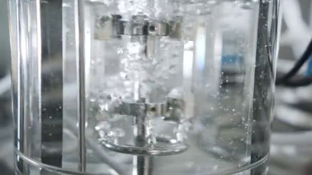 Filmagem em câmera lenta de um misturador usado em um laboratório de química para misturar líquidos — Vídeo de Stock