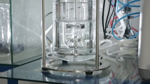 Slow motion shot van een mixer die wordt gebruikt in een chemisch lab om vloeistoffen te mengen — Stockvideo