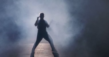 Genç bayan dansçı yavaş çekimde hip hop dansı yapıyor.