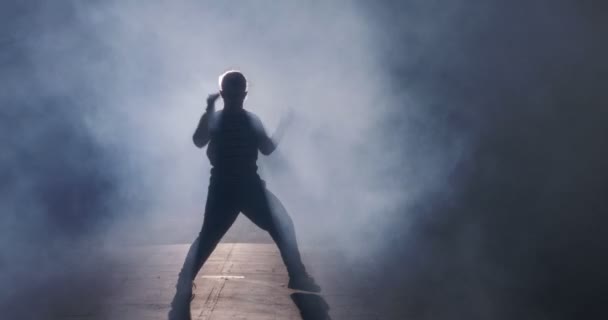 Joven bailarina interpretando danza hip hop en cámara lenta con luz y fondo de humo — Vídeos de Stock