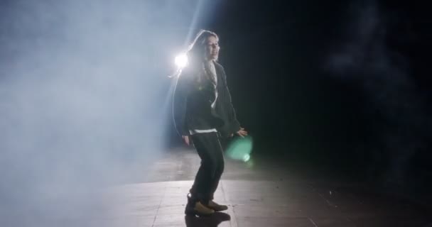 Junge Tänzerin führt wilden Hip-Hop-Tanz mit Licht und Rauch auf — Stockvideo