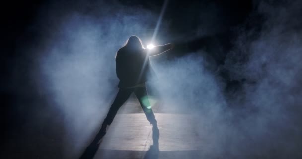 Νεαρή χορεύτρια που χορεύει άγρια χιπ χοπ με στροβοσκοπικό φως και φόντο καπνού — Αρχείο Βίντεο