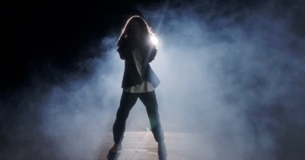 若い女性ダンサーパフォーマンス野生のヒップホップダンスとともにストロボ光と煙の背景 — ストック動画