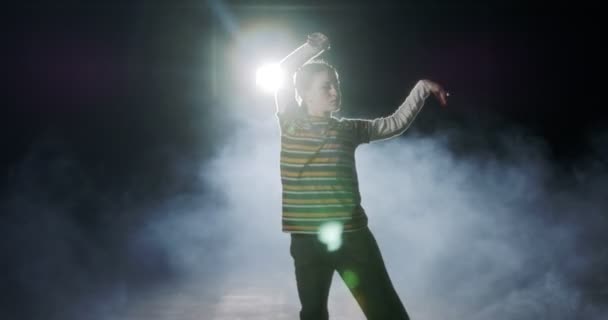 Jovem dançarina realizando dança hip hop com luz estroboscópica e fundo de fumaça — Vídeo de Stock