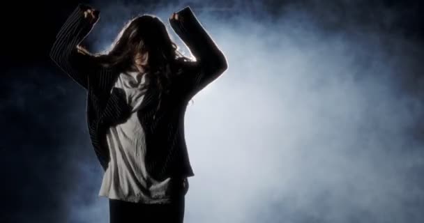 Genç bayan dansçı ışık ve dumanla vahşi hip hop dansı yapıyor. — Stok video