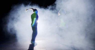 İki genç bayan dansçı yavaş çekimde hip hop dansı yapıyor.