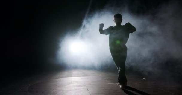 Έφηβη χορεύτρια που χορεύει hip hop σε αργή κίνηση με στροβοσκοπικό φως και φόντο καπνού — Αρχείο Βίντεο