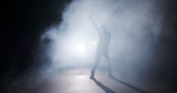Joven bailarina bailando hip hop salvaje con fondo de luz y humo — Vídeos de Stock