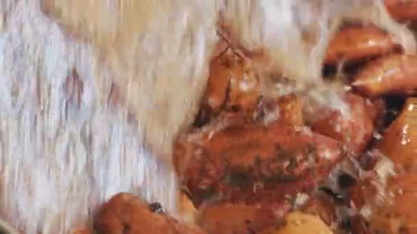 Стирка и сортировка сладкого картофеля в сельскохозяйственном упаковочном цехе — стоковое видео