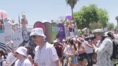 Tel Aviv, İSRAİL. 10 Haziran 2022. İnsanlar geleneksel onur yürüyüşüne katılıyor..