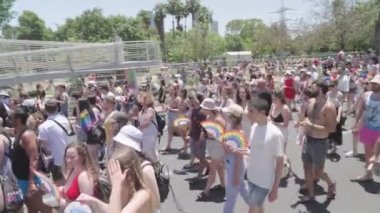 Tel Aviv, İSRAİL. 10 Haziran 2022. İnsanlar geleneksel onur yürüyüşüne katılıyor..