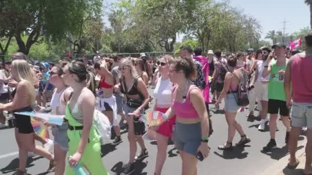 テルアビブイスラエル 2022年6月10日 毎年恒例のプライドパレードに行進する人々 — ストック動画