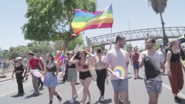 Tel Aviv, İSRAİL. 10 Haziran 2022. İnsanlar geleneksel onur yürüyüşüne katılıyor..