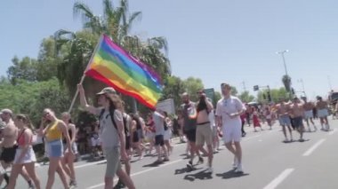 Tel Aviv, İSRAİL. 10 Haziran 2022. İnsanlar geleneksel onur yürüyüşüne katılıyor..