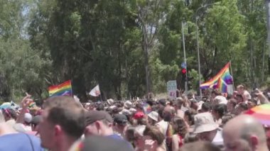 Tel Aviv, İSRAİL. 10 Haziran 2022. İnsanlar geleneksel onur yürüyüşüne katılıyor..