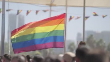 Tel Aviv, İSRAİL. 10 Haziran 2022. İnsanlar geleneksel onur yürüyüşüne katılıyor..