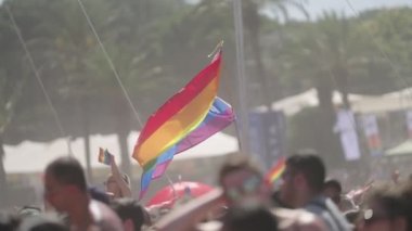 Tel Aviv, İSRAİL. 10 Haziran 2022. İnsanlar geleneksel onur yürüyüşüne katılıyor..